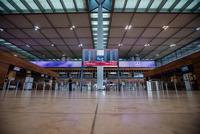 Eine Anzeigentafel mit ausgefallen bzw. stornierten Fl?gen am Flughafen. Warnstreik der Gewerkschaft ver.di am 14. M?rz-stock-foto