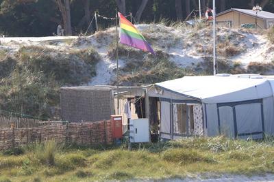 Blick am Donnerstag (28.09.2023) in Prerow (Vorpommern R?gen) auf das ?rtliche Regenbogen-Camp im Nationalpark Vorpommer-stock-foto
