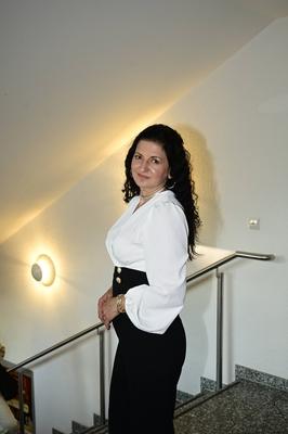 Gabriela Laurentiu bei Captain Freddy und Gabriela bei der Frauentagsgala 2025 im Haus des Gastes - Blaue Kugel. Cunewal-stock-foto