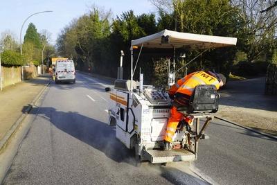 Strassenbauarbeiter fraesten die Markierungen ab des vorhandenen Radwegs ab , an der Hamburger Elbchausse und erneuerten anschlie?end den Asphalt an den abgefraesten Stellen Enfernen des markierten Radweg auf der Fahrbahn der Elbchausse 08.03.2025.Die Radwegposse kostete dem Steuerzahler mehrere zehntausend Euro.Die Polizei hatte angeordnet diesen Radweg zu entfernen da der aufgemalte Radweg nicht zur Verkehrssicherheit beitraegt sondern diese sogar gef?hrdet Hamburg Deutschland *** Road construction workers removed the markings from the existing cycle path on the Hamburg Elbchausse and then renewed the asphalt in the worn areas Removal of the marked cycle path on the Elbchausse 08 03 2025 The cycle path posse cost the taxpayer several t-stock-foto