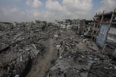 A general view of the destruction as Palestinians continue their daily life with limited resources among the rubble of buildings destroyed as a result of Israeli attacks in Jabalia-stock-foto