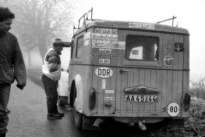 Menschenkette 1989 - Ein Licht f?r unser Land (3) Am 3.12.1989 versammeln sich von der Ostseek?ste (Foto: Gemeinde Dumme-stock-foto