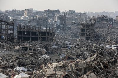 A general view of the destruction as Palestinians continue their daily life with limited resources among the rubble of buildings destroyed as a result of Israeli attacks in Jabalia-stock-foto