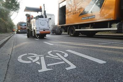 Strassenbauarbeiter fraesten die Markierungen ab des vorhandenen Radwegs ab , an der Hamburger Elbchausse und erneuerten anschlie?end den Asphalt an den abgefraesten Stellen Enfernen des markierten Radweg auf der Fahrbahn der Elbchausse 08.03.2025.Die Radwegposse kostete dem Steuerzahler mehrere zehntausend Euro.Die Polizei hatte angeordnet diesen Radweg zu entfernen da der aufgemalte Radweg nicht zur Verkehrssicherheit beitraegt sondern diese sogar gef?hrdet Hamburg Deutschland *** Road construction workers removed the markings from the existing cycle path on the Hamburg Elbchausse and then renewed the asphalt in the worn areas Removal of the marked cycle path on the Elbchausse 08 03 2025 The cycle path posse cost the taxpayer several t-stock-foto