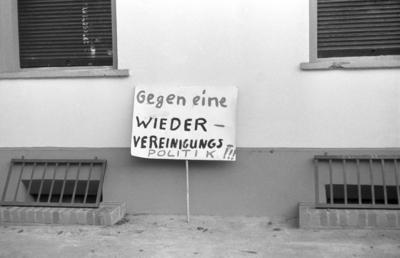 Plakat gegen eine Wiedervereinigungspolitik w?hrend einer Menschenkette von Greifswald bis Dresden u-stock-foto