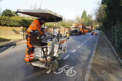 Strassenbauarbeiter fraesten die Markierungen ab des vorhandenen Radwegs ab , an der Hamburger Elbchausse und erneuerten anschlie?end den Asphalt an den abgefraesten Stellen Enfernen des markierten Radweg auf der Fahrbahn der Elbchausse 08.03.2025.Die Radwegposse kostete dem Steuerzahler mehrere zehntausend Euro.Die Polizei hatte angeordnet diesen Radweg zu entfernen da der aufgemalte Radweg nicht zur Verkehrssicherheit beitraegt sondern diese sogar gef?hrdet Hamburg Deutschland *** Road construction workers removed the markings from the existing cycle path on the Hamburg Elbchausse and then renewed the asphalt in the worn areas Removal of the marked cycle path on the Elbchausse 08 03 2025 The cycle path posse cost the taxpayer several t-stock-foto