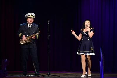 Captain Freddy und Gabriela bei der Frauentagsgala 2025 im Haus des Gastes - Blaue Kugel. Cunewalde, 07.03.2025 Sachsen-stock-foto