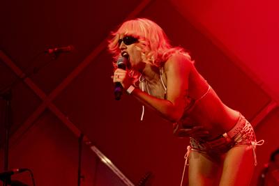 Australian rock band Amyl &amp; The Sniffers performs in Sao Paulo-stock-foto