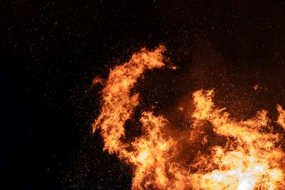 Ein Funkenfeuer im Rottweiler Teilort Feckenhausen steht vor dem Anz?nden auf einem Berg. Das Funkenfeuer ist ein alter-stock-foto