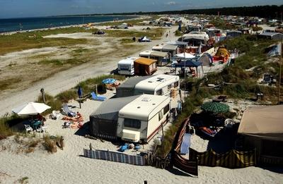Bildnummer: 50792705  Datum: 13.07.2003  Copyright: imago/anemelRegenbogencamp Prerow an der Ostsee, Landschaft , ; 2003, Prerow, Ostseebad, Regenbogen-Camp, Campingplatz, Campingpl?tze, Camping, campen, Campingurlaub, Urlaub, Sommerurlaub, Strand, Str?nde, Wohnwagen, Zelt, Zelte, zelten; , quer, Kbdig, Sommer, Jahreszeit, Totale, Meer, K?ste, Deutschland,  , Reisen, Mecklenburg Vorpommern, Europa / Perspektive, Vogelperspektive-stock-photo