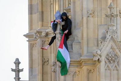 Protester Climbs Elizabeth Tower-stock-foto
