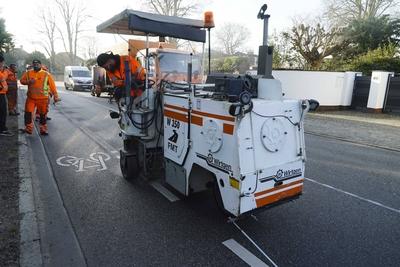Strassenbauarbeiter fraesten die Markierungen ab des vorhandenen Radwegs ab , an der Hamburger Elbchausse und erneuerten anschlie?end den Asphalt an den abgefraesten Stellen Enfernen des markierten Radweg auf der Fahrbahn der Elbchausse 08.03.2025.Die Radwegposse kostete dem Steuerzahler mehrere zehntausend Euro.Die Polizei hatte angeordnet diesen Radweg zu entfernen da der aufgemalte Radweg nicht zur Verkehrssicherheit beitraegt sondern diese sogar gef?hrdet Hamburg Deutschland *** Road construction workers removed the markings from the existing cycle path on the Hamburg Elbchausse and then renewed the asphalt in the worn areas Removal of the marked cycle path on the Elbchausse 08 03 2025 The cycle path posse cost the taxpayer several t-stock-foto