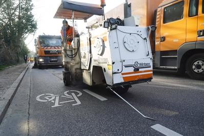 Strassenbauarbeiter fraesten die Markierungen ab des vorhandenen Radwegs ab , an der Hamburger Elbchausse und erneuerten anschlie?end den Asphalt an den abgefraesten Stellen Enfernen des markierten Radweg auf der Fahrbahn der Elbchausse 08.03.2025.Die Radwegposse kostete dem Steuerzahler mehrere zehntausend Euro.Die Polizei hatte angeordnet diesen Radweg zu entfernen da der aufgemalte Radweg nicht zur Verkehrssicherheit beitraegt sondern diese sogar gef?hrdet Hamburg Deutschland *** Road construction workers removed the markings from the existing cycle path on the Hamburg Elbchausse and then renewed the asphalt in the worn areas Removal of the marked cycle path on the Elbchausse 08 03 2025 The cycle path posse cost the taxpayer several t-stock-foto