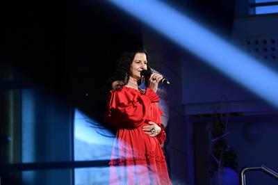 Gabriela Laurentiu bei Captain Freddy und Gabriela bei der Frauentagsgala 2025 im Haus des Gastes - Blaue Kugel. Cunewal-stock-foto