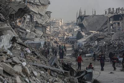 A general view of the destruction as Palestinians continue their daily life with limited resources among the rubble of buildings destroyed as a result of Israeli attacks in Jabalia-stock-foto