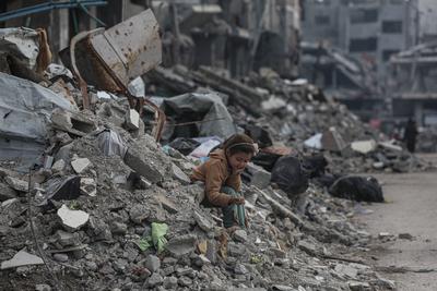 A general view of the destruction as Palestinians continue their daily life with limited resources among the rubble of buildings destroyed as a result of Israeli attacks in Jabalia-stock-foto
