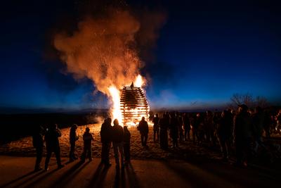 Ein Funkenfeuer im Rottweiler Teilort Feckenhausen steht vor dem Anz?nden auf einem Berg. Das Funkenfeuer ist ein alter-stock-foto