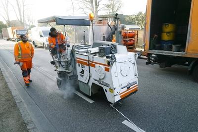Strassenbauarbeiter fraesten die Markierungen ab des vorhandenen Radwegs ab , an der Hamburger Elbchausse und erneuerten anschlie?end den Asphalt an den abgefraesten Stellen Enfernen des markierten Radweg auf der Fahrbahn der Elbchausse 08.03.2025.Die Radwegposse kostete dem Steuerzahler mehrere zehntausend Euro.Die Polizei hatte angeordnet diesen Radweg zu entfernen da der aufgemalte Radweg nicht zur Verkehrssicherheit beitraegt sondern diese sogar gef?hrdet Hamburg Deutschland *** Road construction workers removed the markings from the existing cycle path on the Hamburg Elbchausse and then renewed the asphalt in the worn areas Removal of the marked cycle path on the Elbchausse 08 03 2025 The cycle path posse cost the taxpayer several t-stock-foto