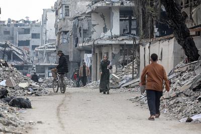A general view of the destruction as Palestinians continue their daily life with limited resources among the rubble of buildings destroyed as a result of Israeli attacks in Jabalia-stock-foto
