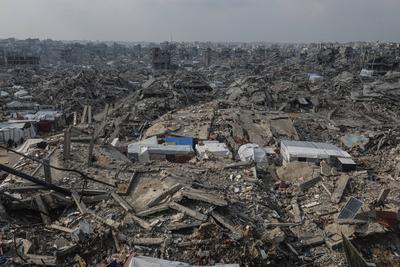 A general view of the destruction as Palestinians continue their daily life with limited resources among the rubble of buildings destroyed as a result of Israeli attacks in Jabalia-stock-foto