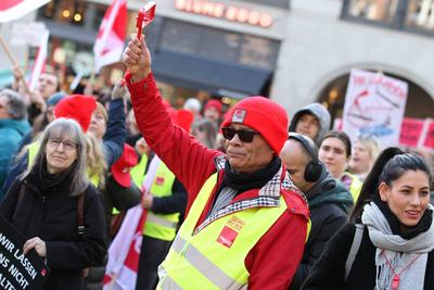 Streik der Besch?ftigten von Bund und Kommunen in Einrichtungen der sozialen Arbeit und Erziehung sowie der Pflege und G-stock-foto
