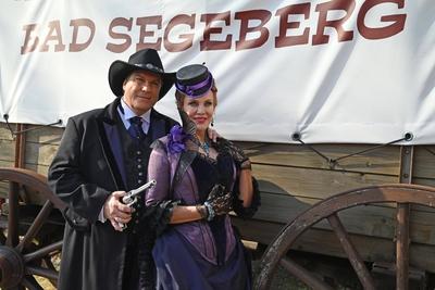 Sonja Kirchberger und Francis Fulton-Smith als Gangsterpaar Donna und Charles Leveret in der Produktion "Das Halbblut" zu den Karl-May-Spielen 2025 vorgestellt.-stock-foto