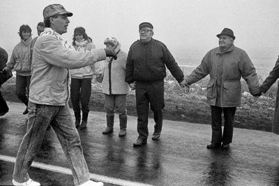 Menschenkette 1989 - Ein Licht f?r unser Land (1) Am 3.12.1989 versammeln sich von der Ostseek?ste (Foto: Gemeinde Dumme-stock-foto