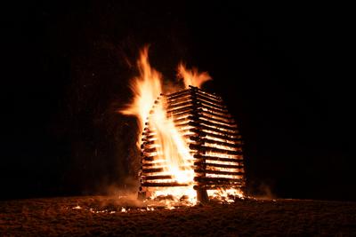 Ein Funkenfeuer im Rottweiler Teilort Feckenhausen steht vor dem Anz?nden auf einem Berg. Das Funkenfeuer ist ein alter-stock-foto