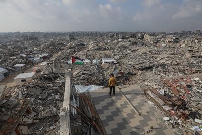 A general view of the destruction as Palestinians continue their daily life with limited resources among the rubble of buildings destroyed as a result of Israeli attacks in Jabalia-stock-foto