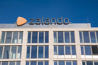22.11.2023, Berlin, Deutschland, Europa - Schriftzug vom Online-Versandhaendler Zalando an einem Buerogebaeude in der Mu-stock-foto