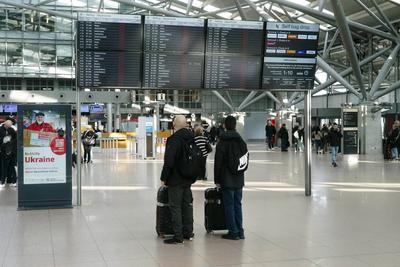Reisende vor der Hinweis Tafel mit den rot makierten gestrichenen ausgefallene Fluege am Hamburger Helmut Schmidt Airport in Fuhlsbuettel Sonntag 09,03.2025 Vorgezogener unangekuendigter Warnstreik am Flughafen sorgt f?r viel Frust bei den Flugreisenden k?nnen nicht in den urlaub fliegen Eigentlich soltte der Warnstreik am Flughafen erst in der Nacht von Sonntag auf Montag beginnen aber die Gewerkschaft Verdi hatte seine Mitglieder kurzfristig ohne das vorher gross anzuk?ndigen aufgerufen bereits ab Sonntag morgen zu streiken Hamburg Deutschland *** Travelers in front of the notice board with the red marked canceled flights at Hamburg Helmut Schmidt Airport in Fuhlsbuettel Sunday 09,03 2025 Early unannounced warning strike at the airpo-stock-foto