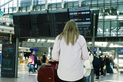 Reisende vor der Hinweis Tafel mit den rot makierten gestrichenen ausgefallene Fluege am Hamburger Helmut Schmidt Airport in Fuhlsbuettel Sonntag 09,03.2025 Vorgezogener unangekuendigter Warnstreik am Flughafen sorgt f?r viel Frust bei den Flugreisenden k?nnen nicht in den urlaub fliegen Eigentlich soltte der Warnstreik am Flughafen erst in der Nacht von Sonntag auf Montag beginnen aber die Gewerkschaft Verdi hatte seine Mitglieder kurzfristig ohne das vorher gross anzuk?ndigen aufgerufen bereits ab Sonntag morgen zu streiken Hamburg Deutschland *** Travelers in front of the notice board with the red marked canceled flights at Hamburg Helmut Schmidt Airport in Fuhlsbuettel Sunday 09,03 2025 Early unannounced warning strike at the airpo-stock-foto