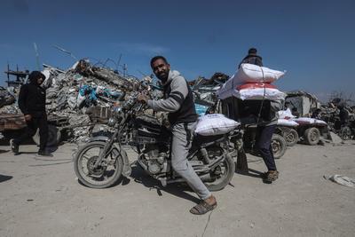 The United Nations Relief and Works Agency for Palestine Refugees in the Near East (UNRWA) continues to distribute flour bags to the residents of the Gaza Strip in Jabalia camp-stock-foto