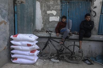 The United Nations Relief and Works Agency for Palestine Refugees in the Near East (UNRWA) continues to distribute flour bags to the residents of the Gaza Strip in Jabalia camp-stock-foto