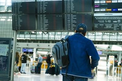 Reisende vor der Hinweis Tafel mit den rot makierten gestrichenen ausgefallene Fluege am Hamburger Helmut Schmidt Airport in Fuhlsbuettel Sonntag 09,03.2025 Vorgezogener unangekuendigter Warnstreik am Flughafen sorgt f?r viel Frust bei den Flugreisenden k?nnen nicht in den urlaub fliegen Eigentlich soltte der Warnstreik am Flughafen erst in der Nacht von Sonntag auf Montag beginnen aber die Gewerkschaft Verdi hatte seine Mitglieder kurzfristig ohne das vorher gross anzuk?ndigen aufgerufen bereits ab Sonntag morgen zu streiken Hamburg Deutschland *** Travelers in front of the notice board with the red marked canceled flights at Hamburg Helmut Schmidt Airport in Fuhlsbuettel Sunday 09,03 2025 Early unannounced warning strike at the airpo-stock-foto