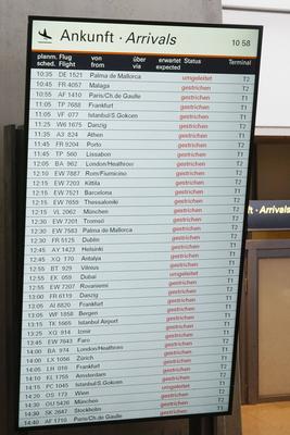 Hinweis Tafel mit den rot makierten gestrichenen ausgefallene Fluege am Hamburger Helmut Schmidt Airport in Fuhlsbuettel Sonntag 09,03.2025 Vorgezogener unangekuendigter Warnstreik am Flughafen sorgt f?r viel Frust bei den Flugreisenden k?nnen nicht in den urlaub fliegen Eigentlich soltte der Warnstreik am Flughafen erst in der Nacht von Sonntag auf Montag beginnen aber die Gewerkschaft Verdi hatte seine Mitglieder kurzfristig ohne das vorher gross anzuk?ndigen aufgerufen bereits ab Sonntag morgen zu streiken Hamburg Deutschland *** Notice board with the red marked canceled flights at Hamburg Helmut Schmidt Airport in Fuhlsbuettel Sunday 09,03 2025 Early unannounced warning strike at the airport causes a lot of frustration among air tr-stock-foto