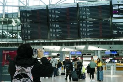 Reisende vor der Hinweis Tafel mit den rot makierten gestrichenen ausgefallene Fluege am Hamburger Helmut Schmidt Airport in Fuhlsbuettel Sonntag 09,03.2025 Vorgezogener unangekuendigter Warnstreik am Flughafen sorgt f?r viel Frust bei den Flugreisenden k?nnen nicht in den urlaub fliegen Eigentlich soltte der Warnstreik am Flughafen erst in der Nacht von Sonntag auf Montag beginnen aber die Gewerkschaft Verdi hatte seine Mitglieder kurzfristig ohne das vorher gross anzuk?ndigen aufgerufen bereits ab Sonntag morgen zu streiken Hamburg Deutschland *** Travelers in front of the notice board with the red marked canceled flights at Hamburg Helmut Schmidt Airport in Fuhlsbuettel Sunday 09,03 2025 Early unannounced warning strike at the airpo-stock-foto