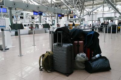 Koffer Taschen Gepaeck der Reisenden am Hamburger Helmut Schmidt Airport in Fuhlsbuettel Sonntag 09,03.2025 Vorgezogener unangekuendigter Warnstreik am Flughafen sorgt f?r viel Frust bei den Flugreisenden k?nnen nicht in den urlaub fliegen Eigentlich soltte der Warnstreik am Flughafen erst in der Nacht von Sonntag auf Montag beginnen aber die Gewerkschaft Verdi hatte seine Mitglieder kurzfristig ohne das vorher gross anzuk?ndigen aufgerufen bereits ab Sonntag morgen zu streiken Hamburg Deutschland *** Suitcases bags luggage of travelers at Hamburg Helmut Schmidt Airport in Fuhlsbuettel Sunday 09,03 2025 Early unannounced warning strike at the airport causes a lot of frustration among air travelers can not fly on vacation Actually, the w-stock-foto