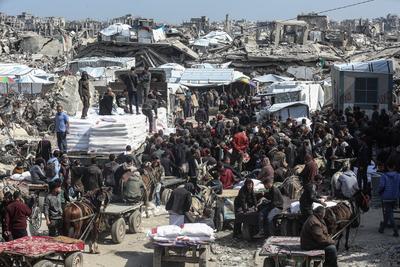 The United Nations Relief and Works Agency for Palestine Refugees in the Near East (UNRWA) continues to distribute flour bags to the residents of the Gaza Strip in Jabalia camp-stock-foto