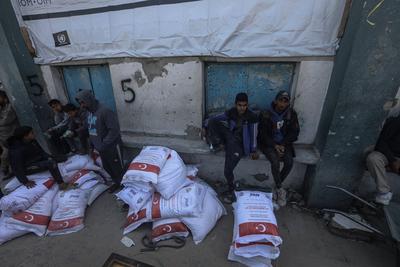 The United Nations Relief and Works Agency for Palestine Refugees in the Near East (UNRWA) continues to distribute flour bags to the residents of the Gaza Strip in Jabalia camp-stock-foto