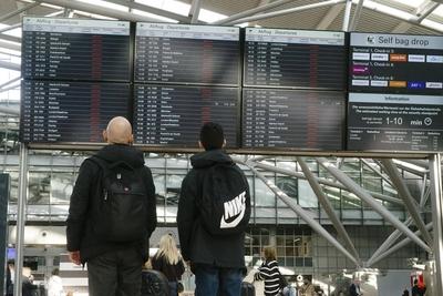 Reisende vor der Hinweis Tafel mit den rot makierten gestrichenen ausgefallene Fluege am Hamburger Helmut Schmidt Airport in Fuhlsbuettel Sonntag 09,03.2025 Vorgezogener unangekuendigter Warnstreik am Flughafen sorgt f?r viel Frust bei den Flugreisenden k?nnen nicht in den urlaub fliegen Eigentlich soltte der Warnstreik am Flughafen erst in der Nacht von Sonntag auf Montag beginnen aber die Gewerkschaft Verdi hatte seine Mitglieder kurzfristig ohne das vorher gross anzuk?ndigen aufgerufen bereits ab Sonntag morgen zu streiken Hamburg Deutschland *** Travelers in front of the notice board with the red marked canceled flights at Hamburg Helmut Schmidt Airport in Fuhlsbuettel Sunday 09,03 2025 Early unannounced warning strike at the airpo-stock-foto