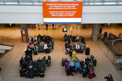 Hinweis Tafel auf den Warnstreik keine Fluege am Hamburger Helmut Schmidt Airport in Fuhlsbuettel Sonntag 09,03.2025 Vorgezogener unangekuendigter Warnstreik am Flughafen sorgt f?r viel Frust bei den Flugreisenden k?nnen nicht in den urlaub fliegen Eigentlich soltte der Warnstreik am Flughafen erst in der Nacht von Sonntag auf Montag beginnen aber die Gewerkschaft Verdi hatte seine Mitglieder kurzfristig ohne das vorher gross anzuk?ndigen aufgerufen bereits ab Sonntag morgen zu streiken Hamburg Deutschland *** Notice board on the warning strike no flights at Hamburg Helmut Schmidt Airport in Fuhlsbuettel Sunday 09,03 2025 Early unannounced warning strike at the airport causes a lot of frustration among air travelers can not fly on vacat-stock-foto