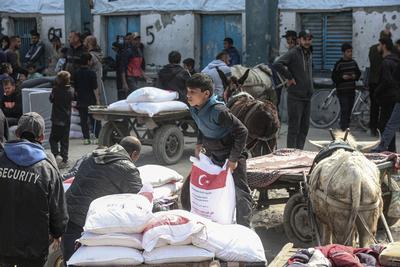 The United Nations Relief and Works Agency for Palestine Refugees in the Near East (UNRWA) continues to distribute flour bags to the residents of the Gaza Strip in Jabalia camp-stock-foto