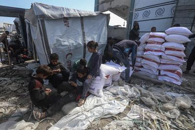The United Nations Relief and Works Agency for Palestine Refugees in the Near East (UNRWA) continues to distribute flour bags to the residents of the Gaza Strip in Jabalia camp-stock-foto