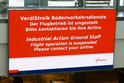 Hinweis Tafel auf den Warnstreik keine Fluege am Hamburger Helmut Schmidt Airport in Fuhlsbuettel Sonntag 09,03.2025 Vorgezogener unangekuendigter Warnstreik am Flughafen sorgt f?r viel Frust bei den Flugreisenden k?nnen nicht in den urlaub fliegen Eigentlich soltte der Warnstreik am Flughafen erst in der Nacht von Sonntag auf Montag beginnen aber die Gewerkschaft Verdi hatte seine Mitglieder kurzfristig ohne das vorher gross anzuk?ndigen aufgerufen bereits ab Sonntag morgen zu streiken Hamburg Deutschland *** Notice board on the warning strike no flights at Hamburg Helmut Schmidt Airport in Fuhlsbuettel Sunday 09,03 2025 Early unannounced warning strike at the airport causes a lot of frustration among air travelers can not fly on vacat-stock-foto