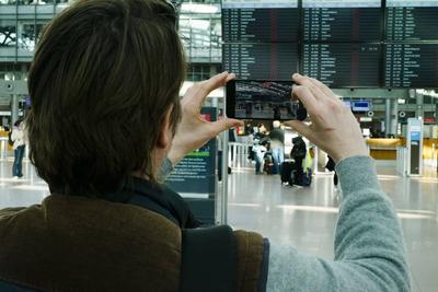 Reisende vor der Hinweis Tafel mit den rot makierten gestrichenen ausgefallene Fluege am Hamburger Helmut Schmidt Airport in Fuhlsbuettel Sonntag 09,03.2025 Vorgezogener unangekuendigter Warnstreik am Flughafen sorgt f?r viel Frust bei den Flugreisenden k?nnen nicht in den urlaub fliegen Eigentlich soltte der Warnstreik am Flughafen erst in der Nacht von Sonntag auf Montag beginnen aber die Gewerkschaft Verdi hatte seine Mitglieder kurzfristig ohne das vorher gross anzuk?ndigen aufgerufen bereits ab Sonntag morgen zu streiken Hamburg Deutschland *** Travelers in front of the notice board with the red marked canceled flights at Hamburg Helmut Schmidt Airport in Fuhlsbuettel Sunday 09,03 2025 Early unannounced warning strike at the airpo-stock-foto