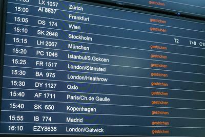 Hinweis Tafel mit den rot makierten gestrichenen ausgefallene Fluege am Hamburger Helmut Schmidt Airport in Fuhlsbuettel Sonntag 09,03.2025 Vorgezogener unangekuendigter Warnstreik am Flughafen sorgt f?r viel Frust bei den Flugreisenden k?nnen nicht in den urlaub fliegen Eigentlich soltte der Warnstreik am Flughafen erst in der Nacht von Sonntag auf Montag beginnen aber die Gewerkschaft Verdi hatte seine Mitglieder kurzfristig ohne das vorher gross anzuk?ndigen aufgerufen bereits ab Sonntag morgen zu streiken Hamburg Deutschland *** Notice board with the red marked canceled flights at Hamburg Helmut Schmidt Airport in Fuhlsbuettel Sunday 09,03 2025 Early unannounced warning strike at the airport causes a lot of frustration among air tr-stock-foto