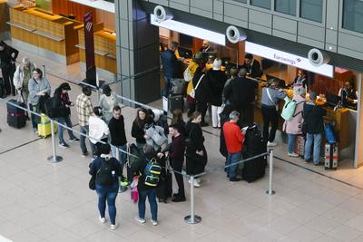 Reisende am Infostand informieren sich ueber ausgefallene Fluege am Hamburger Helmut Schmidt Airport in Fuhlsbuettel Sonntag 09,03.2025 Vorgezogener unangekuendigter Warnstreik am Flughafen sorgt f?r viel Frust bei den Flugreisenden k?nnen nicht in den urlaub fliegen Eigentlich soltte der Warnstreik am Flughafen erst in der Nacht von Sonntag auf Montag beginnen aber die Gewerkschaft Verdi hatte seine Mitglieder kurzfristig ohne das vorher gross anzuk?ndigen aufgerufen bereits ab Sonntag morgen zu streiken Hamburg Deutschland *** Travelers at the information stand inform themselves about canceled flights at Hamburg Helmut Schmidt Airport in Fuhlsbuettel Sunday 09,03 2025 Early unannounced warning strike at the airport causes a lot of f-stock-foto