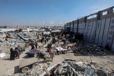 The United Nations Relief and Works Agency for Palestine Refugees in the Near East (UNRWA) continues to distribute flour bags to the residents of the Gaza Strip in Jabalia camp-stock-foto
