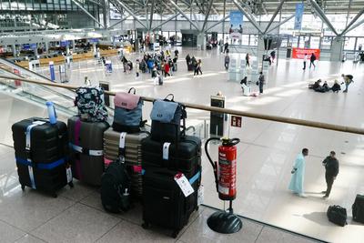 Koffer Taschen Gepaeck der Reisenden am Hamburger Helmut Schmidt Airport in Fuhlsbuettel Sonntag 09,03.2025 Vorgezogener unangekuendigter Warnstreik am Flughafen sorgt f?r viel Frust bei den Flugreisenden k?nnen nicht in den urlaub fliegen Eigentlich soltte der Warnstreik am Flughafen erst in der Nacht von Sonntag auf Montag beginnen aber die Gewerkschaft Verdi hatte seine Mitglieder kurzfristig ohne das vorher gross anzuk?ndigen aufgerufen bereits ab Sonntag morgen zu streiken Hamburg Deutschland *** Suitcases bags luggage of travelers at Hamburg Helmut Schmidt Airport in Fuhlsbuettel Sunday 09,03 2025 Early unannounced warning strike at the airport causes a lot of frustration among air travelers can not fly on vacation Actually, the w-stock-foto